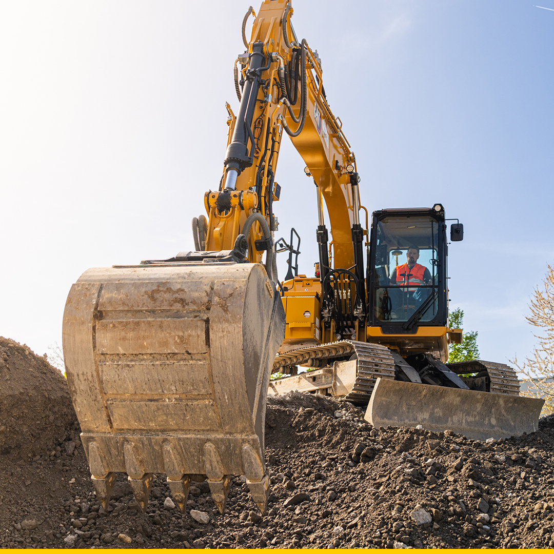 Excavadora CAT trabajando en obra con operador